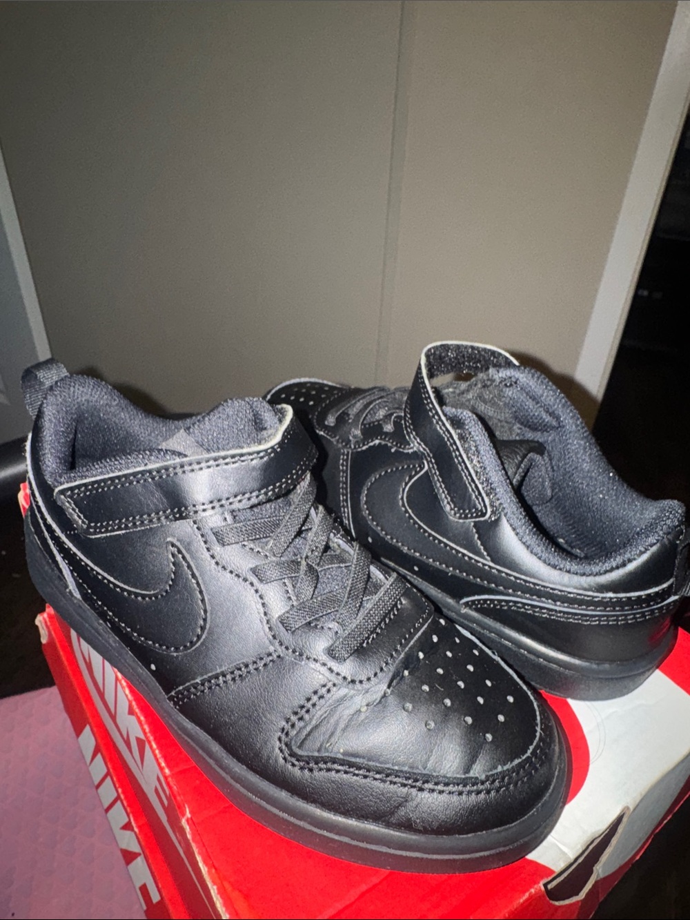 Nike Kids Black Low-Top Sneakers with Velcro Strap - Picture 2 of 15